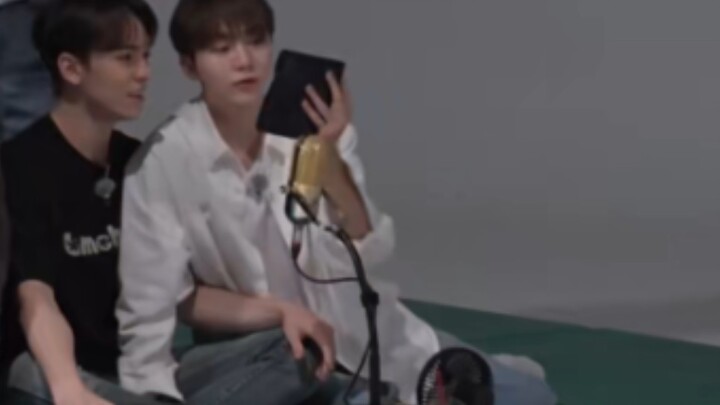 [Shuikuān] Tsk, where are your hands? And how close are the two of you physically?