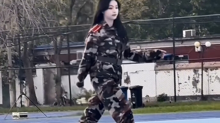 The compatibility of Liu Zhimin's "up" with the military training uniform!!