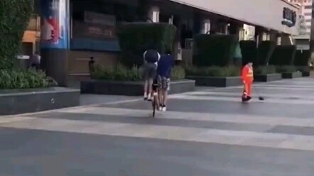 Hai cậu bé diễn “chơi chung xe đạp công cộng”, làm cô lao công bối rối luôn, hahaha!!!