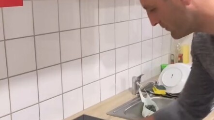 Xem anh trai mình sợ đến mức nào.