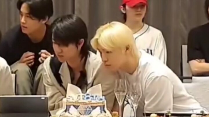 [Chanba] Don’t touch the maknae’s thighs~ (Mixed content, CPN—viewer discretion advised)