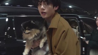 [BTS Kim Taehyung] Kim Taehyung ra sân bay với tâm trạng rất vui vẻ