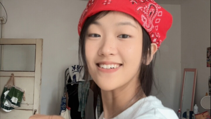 别人25岁光鲜靓丽，我25岁买了个哲学头巾在小破屋里手舞足蹈