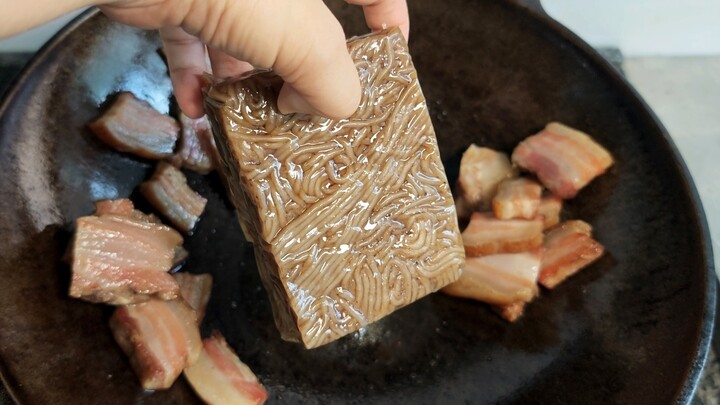 Makan Siang Sang Nyonya Kaya