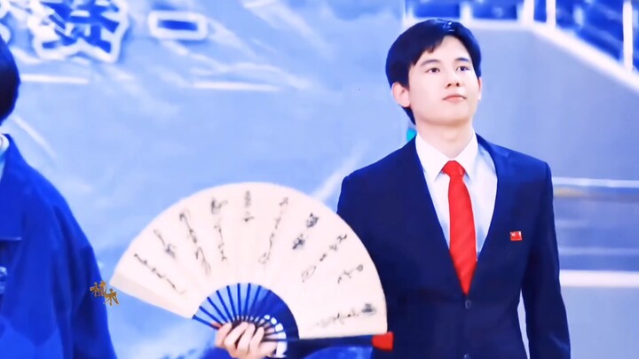 Từ nay về sau, chiếc quạt gấp chính là Chử Doanh.