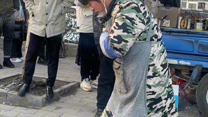 Saat cuaca dingin, injak-injakkan kaki.