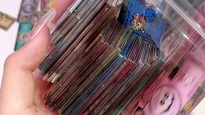 ฉันซื้อชิ้นอะคริลิกเครยอนชินจังมากกว่าสองร้อยชิ้น