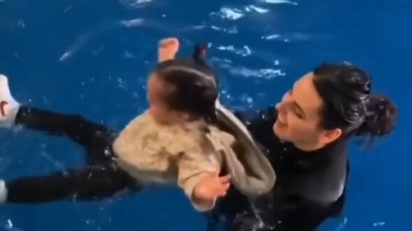 คลาสเรียนว่ายน้ำต่างประเทศ: ครูฝึกฉวยจังหวะที่นักเรียนเผลอ ผลักเธอลงน้ำในคาบแรก สิ่งสำคัญที่สุดของกา