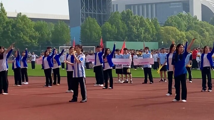 The tribute performance of the World Cup theme song "Dreamers" made the Jianghan University sports m