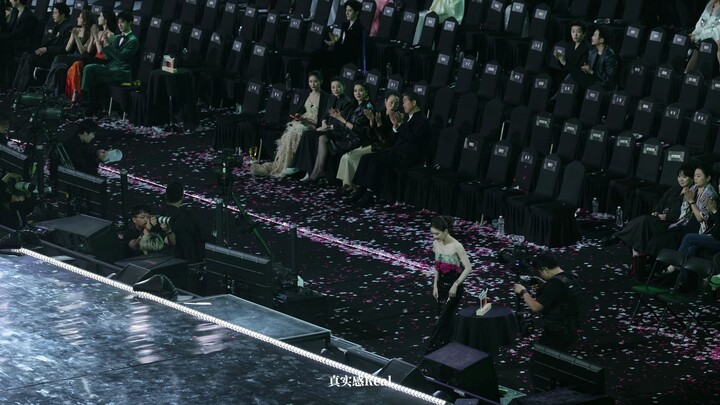 กระแสแรง👸 จ้าวลู่ซือ คลิปพิธีมอบรางวัลศิลปินผู้ทรงอิทธิพลแห่งปีของเทนเซ็นต์ 21 ธันวาคม 2025~