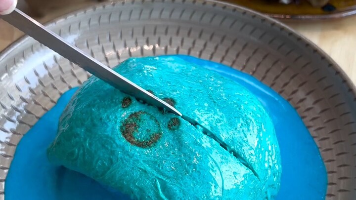 [Blue really doesn’t seem like a food color][Feels like something mysterious has been mixed in] It l