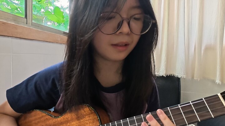 Memainkan lagu SpongeBob dengan ukulele benar-benar sangat mirip aslinya.