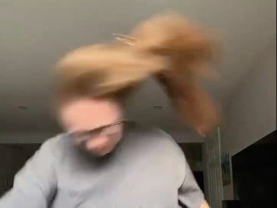 Chị đừng làm thế nữa, em tin rồi, thật sự tin rồi, em mua!