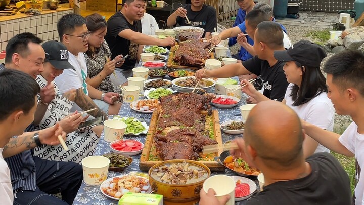 อาหารคือเหตุผลที่ดีที่สุดในการพบปะกัน มาย่างหมูทั้งตัวกันเถอะ มีไข่อีสเตอร์อยู่ตอนท้ายวิดีโอด้วย!