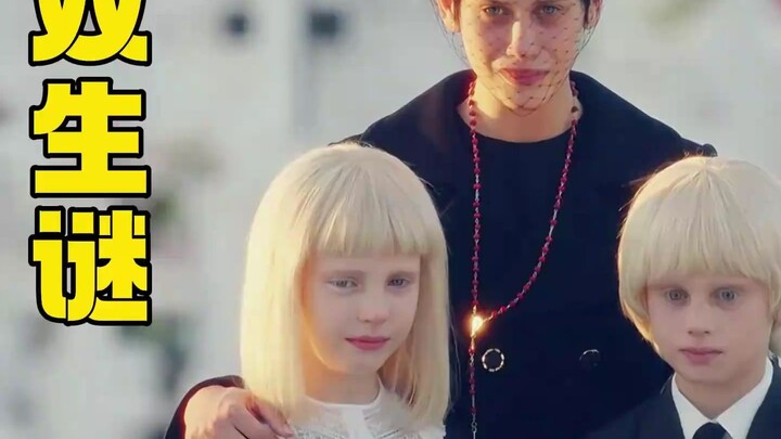 Hai đứa trẻ nghịch ngợm treo ngược em bé xuống nước, hóa ra chỉ để thử xem em có biết bơi không!