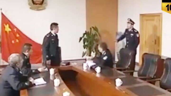 A male police officer rushed into the meeting room and scolded his leader, took off his police unifo