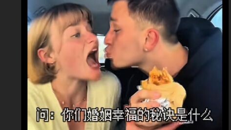 [Prank] The girl pretends to kiss her boyfriend, snatching food right out of his hand and triggering