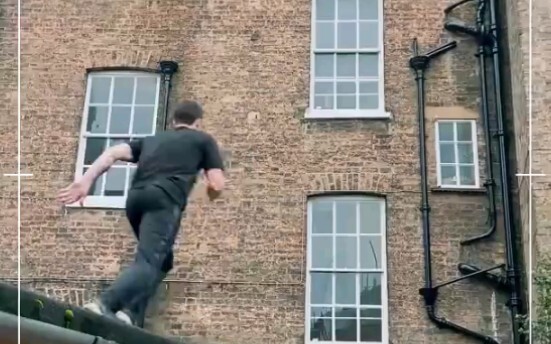 مع التدريب الكافي، حتى تسلق الجدران والقفز بين الأسطح ليس مستحيلًا.