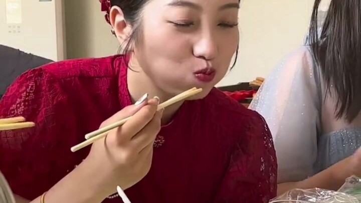 เจ้าสาววุ่นวายต่อเนื่อง 10 ชั่วโมง พอยิ่งนั่งลงก็เปิดโหมด “กอดที่นั่ง” ทันใด