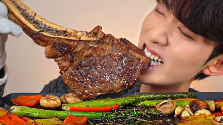 Jae Yeol making a steak meal