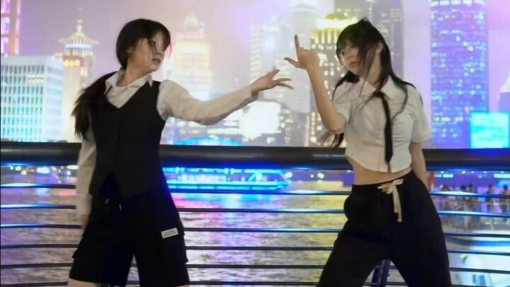 Bund Captivates Passersby for 40 Seconds