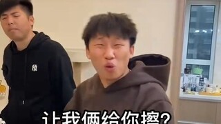 室友的爆笑整蛊日常，用橙汁假装弄脏厕所，结果太逗了