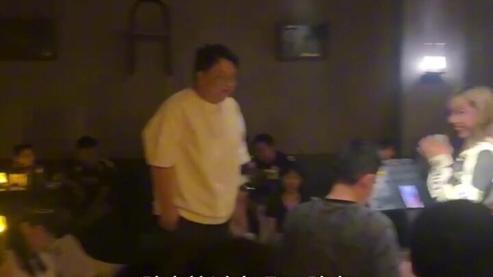 Đi bar uống rượu, thế mà lại kiếm được việc làm?