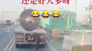 There are still more good people out there! This older brother is so worried about the car in front—