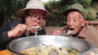 Stewed Black-bone Chicken with Bamboo Fungus: Amazing Delicacy