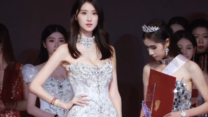 【หมายเลข 398: ไป๋ซู】แชมป์นางงามจีนโพ้นทะเล — “โครงการสะสมสาวหน้าตาดีทั้งหมดบนอินเทอร์เน็ต”