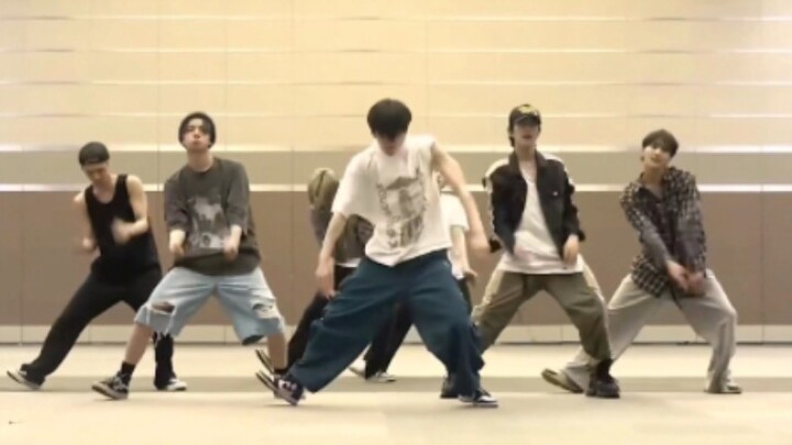 Terlalu panas untuk peduli dengan pakaian. Pakaian latihan tur Sliders perlahan-lahan hancur.