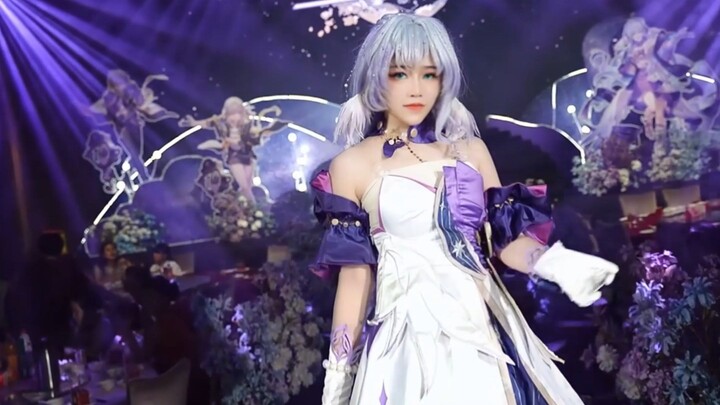 Bertahun-tahun berlatih tari hanya untuk melakukan ini di pesta pernikahan...