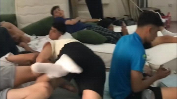 "If you don't listen, I'll throw you into the Xinjiang Big Plate Chicken training room and see what 