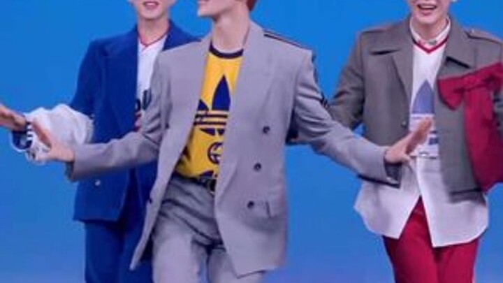 هذا الأخ دائمًا يصيب نقطة ضحكي.