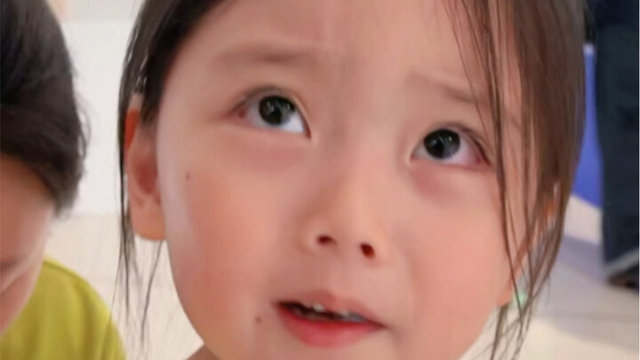 Chắc là cháu bé đã khám phá ra cách dùng mới của chiếc vòng tay chăng…