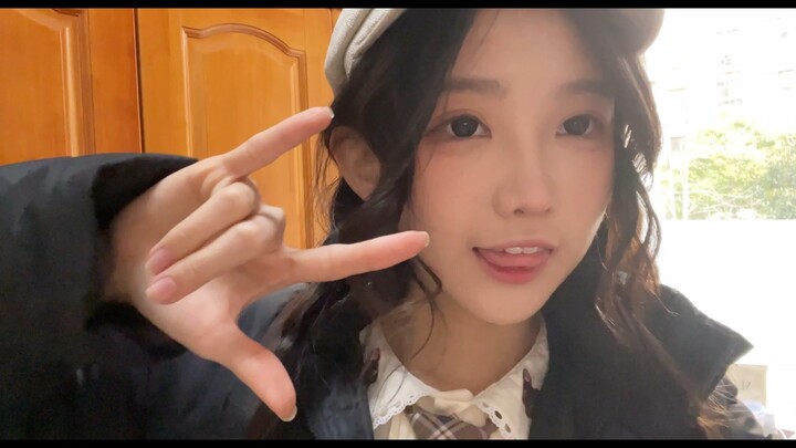 Pria tampan membawakan sebuah lagu dan tarian