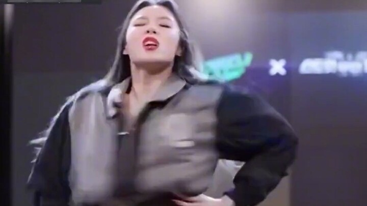 ลีจุงนำท่าเต้นของเขาเองมาสู่ YouQuiz แม้แต่ผมของพวกเราก็ยังเต้นได้!