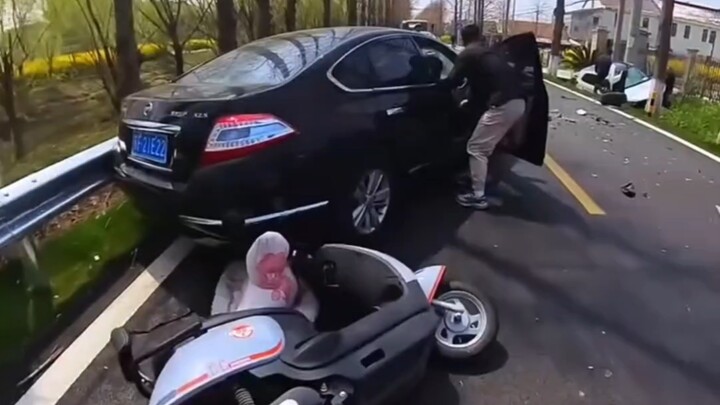 Hai xe đâm nhau, góc áo chỉ hơi bẩn một chút, nghĩ thôi đã thấy sợ! Nguồn video: @Gà Gia - Diệp Bất 