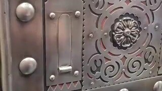 Jangankan pencuri, gembok ini pun akan sulit dibuka sendiri.