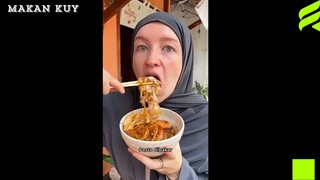 Reaksi Bule Ketika Pertama Kali Makan Pasta Bakar di Indonesia