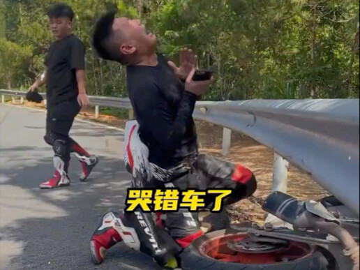 Chủ xe: Anh khóc thay tôi thì tôi phải làm sao đây?