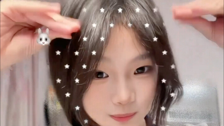 Dua bayi perempuan yang imut dan menggemaskan