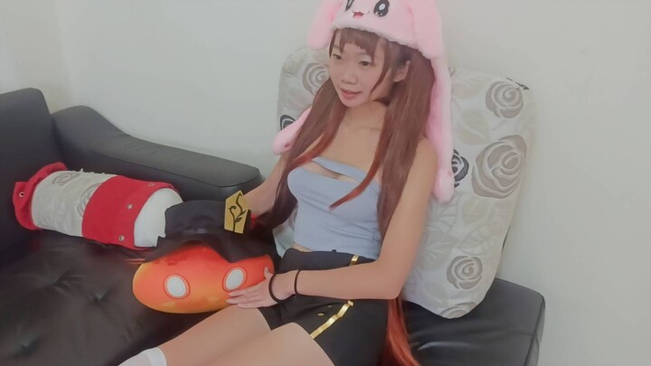 A girl wearing Genshin Impact performs on the streets. Although her income is not much, she hopes to