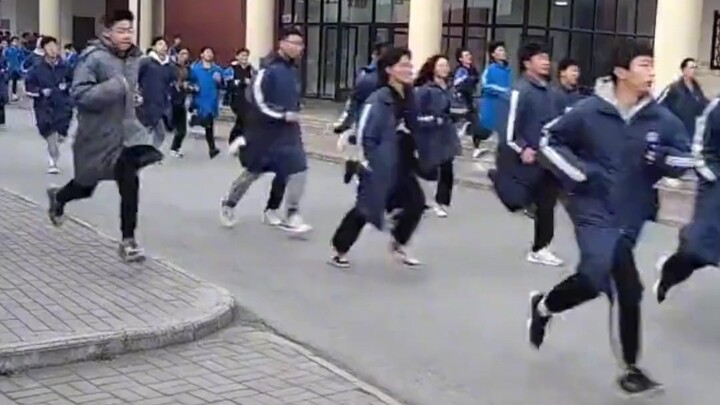 ใครเข้าใจบ้าง ตอนกำลังจะเริ่มเดินแข่งก็โดนจับแล้ว ด้วยเหตุผลว่ามีท่าทีจะวิ่ง