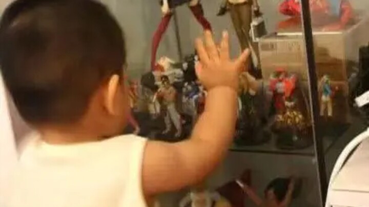 Naughty child: "Happy New Year, uncle! I'm here to give warmth to the figurines again!!"