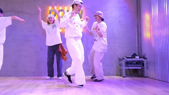 Ca khúc mới Supernatural của Newjeans thực hiện ước mơ thành lập nhóm nhạc nữ của giáo viên Hiphop