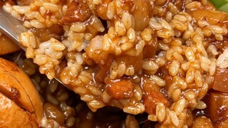 أرز لحم الخنزير المطهو ببطء لذيذٌ جدًا، حتى ملعقته تفوح منه رائحة عطرة. بمكوناتٍ شائعة، يُمكن حتى لل