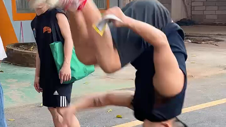 หนุ่มหล่อคนนี้ไม่ธรรมดาเลยนะ!