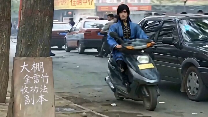Ada seorang pria tua yang datang untuk membeli bambu