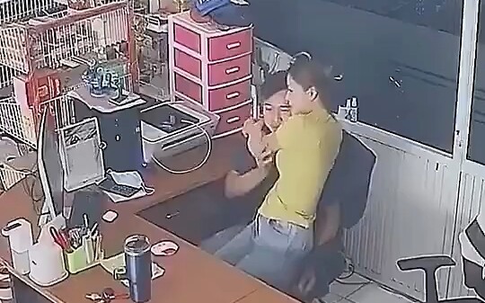 Boss: Temporarily closing the store for three minutes